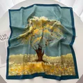 Détail d'un foulard carré en soie avec paysage d'arbres dorés et bordure bleu marine - Cyan Or Paysage (20)