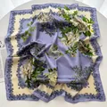 Détail d'un foulard en soie avec imprimé pivoine violette élégant et bordures vintage - Lavande