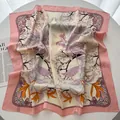 Détail de foulard en soie avec motif de feuilles sur magazine et table blanche - Bord Rose Crème Botanique (8)