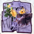 Gros plan détaillé du foulard en soie violette avec motifs floraux jaunes et traditionnels - Lilas Violet Pivoine Nuages de Chance (11)