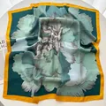 Détail d'un carré en soie aux motifs de pivoines vertes avec des bordures jaunes - Vert Jade Jaune Vif Floral Abstrait (15)