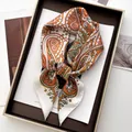 Detailopname van de zijden sjaal met paisley-patroon en elegante satijnen glans in groen oranje - Oranje Groen Klassieke Paisley Stijl (22)