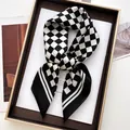 Elegante pañuelo de seda a cuadros blanco y negro con lazo en una caja de regalo dorada - Pañuelo Cuadrado de Ajedrez / 70x70cm / Negro
