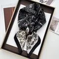 Elegante pañuelo de seda paisley con estampado vintage negro y dorado en bandeja de lujo - Negro
