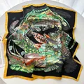 Detalle de un pañuelo de seda negra con estampado de hojas tropicales y bordes amarillos - Negro