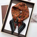 Detail eines Vintage Seidenschals mit Paisley-Muster in Orange und Grün in einer Geschenkbox - Hellorange & Dunkelgrün Patchwork Paisley Stil (19) / Orange-Grün-Patchwork