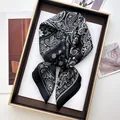 Detalle de un pañuelo de seda con estampado paisley en una lujosa caja de regalo dorada - Estilo Floral Paisley Vintage en Blanco y Negro (43) / Negro