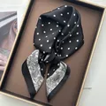 Detailansicht eines schwarzen Satintuchs mit weißen Punkten und Paisley-Blumenmustern - Großes Quadrat / Schwarz