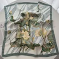 Détail d'un foulard en satin avec imprimé lotus et bordure verte sur table blanche - Vert Blanc Lotus (12)