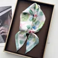 Detailansicht eines floralen Seidenschals in einer Premium-Geschenkbox mit feinen Nähten - Weiß Grüne Blätter Blau Rosa Floral Stil (15)