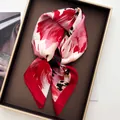 Seidenschal mit roten Blumenmustern in einer edlen braunen Geschenkbox gefaltet - Rot und Rosa Abstrakt Floral Stil (13)