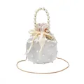 Silberne Satin-Beuteltasche mit Perlengriff und zarter Goldkette-Riemen - Gebrochenes Weiß