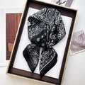 Carré de soie élégant orné de motifs cachemire classiques noir et blanc très raffiné - Style Floral Paisley Vintage Noir et Blanc (43)
