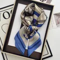 Detalle de pañuelo de seda con estampado ecuestre con correas de cuero y cadenas - Estilo de Cinturón Ecuestre Azul Oro Marrón (44) / Azul