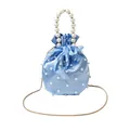 Himmelblaue Satin-Beuteltasche mit Perlenbesatz und einer dekorativen Schleife - Blau