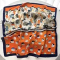 Dettaglio del foulard di seta quadrato con stampe di gatti e vivaci blocchi di colore - Stile Zampa di Gatto a Contrasto Arancione e Blu (1) / 70x70cm