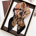 Detail van een vintage zijden sjaal met paisley-patroon geknoopt op een dienblad - Oranje Zwart Paisley Vortex Stijl (24)