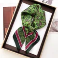Detail eines grünen Seidenschals mit Paisley-Muster und Vintage-Blumendruck auf Tablett - Grasgrüner Vintage Paisley-Stil (20) / Grasgrün