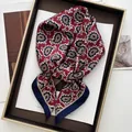 Pañuelo de seda cuadrado clásico con estampado paisley rojo y borde azul marino - Estilo Cachemir en Contraste Rojo y Azul / Azul marino
