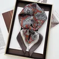 Detailansicht eines Vintage-Seidenschals mit Paisley-Muster auf einem goldenen Tablett - Rostrot & Grau Patchwork Vintage Paisley Stil (24) / Rot-Grau-Patchwork