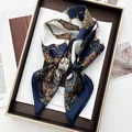 Eleganter Seidengefühl-Viereckschal mit Marineblau-Equestrian-Kettendruck auf Display - Blau