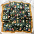 Dettaglio del foulard quadrato in seta con base verde scuro e illustrazioni di gatti carini - Stile Razze di Gatti Verde Scuro e Giallo Zenzero (2) / 70x70cm