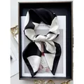 Foulard in seta con motivi geometrici bianco e nero annodato in modo chic - Stile Geometrico Bianco e Nero