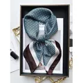 Foulard in seta blu e marrone con stampa a catena geometrica e motivo a orso - Stile Geometrico Catena Blu Marrone