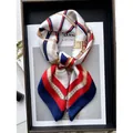 Sciarpa di seta con motivi a catena rossi e blu ed elegante stampa equestre chic - Stile Color Block Equestre Rosso Blu