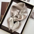 Eleganter Seidenquadrat-Schal mit Blumenmuster in Champagner in einer Geschenkbox - Kaffeebraun