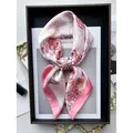 Elegante sciarpa in seta con motivo floreale rosa e bordo annodato con stile - Stile Floreale Rosa Elegante