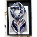 Sciarpa di seta blu e bianca con motivi paisley e strisce geometriche eleganti - Stile Paisley Rigato Blu Bianco