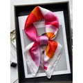 Foulard quadrato in seta satinata con motivi color block a strisce arancio e rosa - Stile a Righe a Contrasto Multicolore