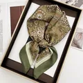 Detailaufnahme des Seidenschals mit Paisley-Muster und grün-braunem Vintage-Rand - Waldgrün & Karamelbraun Paisley Stil (25) / Grün-Braun-Patchwork