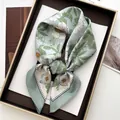 Detail van een elegante kunstzijde sjaal met bloemenprint in een luxe geschenkdoos - Muntgroen Bloemen Stippen Stijl (27)