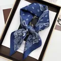 Foulard en soie bleu marine à motif cachemire noué en nœud élégant sur un plateau - Style Papillon Paisley Bleu Foncé (41)