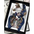 Foulard en soie bleu marine avec chaînes dorées et pois sur magazine de mode - Bleu foncé