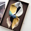Detail eines geometrischen Satin-Seidentuchs mit Rollsaum in einer Geschenkbox - Fünf Farben Geometrisch Patchwork Satin Stil (18)
