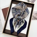 Detailaufnahme von Seidenschal mit Paisley-Muster in Marineblau und Vintage-Blumen - Marine & Cremeweiß Patchwork Paisley Stil (27) / Navyblau Patchwork