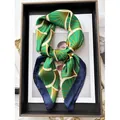 Foulard in seta verde da 70cm con motivi geometrici a ventaglio e bordo blu scuro - Verde