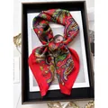 Damen Satin-Seidenschal mit rotem Paisleymuster auf modischem Poster-Hintergrund - Rot