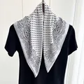 Modieuze zwart-witte vierkante sjaal met polkadots en paisley bloemenpatroon voor dames - Wit