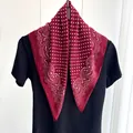 Modieuze donkerrode katoenen linnen vierkante sjaal met witte stippen en paisley-patronen - Rood