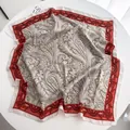 Detalle de elegante pañuelo de seda cuadrado con motivos paisley y borde rojo vintage - Square Style / Caqui