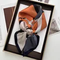 Detalle de pañuelo de seda con motivo ecuestre y borde naranja en caja de regalo - Estilo Ecuestre Patchwork Naranja Blanco Gris (16)