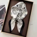 Elegante foulard in seta con motivo paisley bianco e nero in una scatola regalo - Paisley Classico Nero Bianco (6)