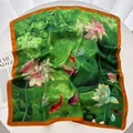 Carré en soie verte avec bords orange et imprimés floraux de carpes koï et lotus - Vert Émeraude Bord Orange Carpe (10)