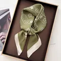 Foulard quadrato verde oliva effetto seta con motivo floreale geometrico in confezione - Verde Oliva Cuore Floreale (5)