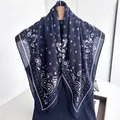 Detalle de bufanda de seda azul marino con motivos de paisley y estrellas con flecos - Azul marino