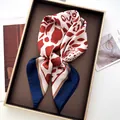 Elegante foulard di seta con stampa leopardata in scatola regalo su un vassoio vintage - Bordo Blu